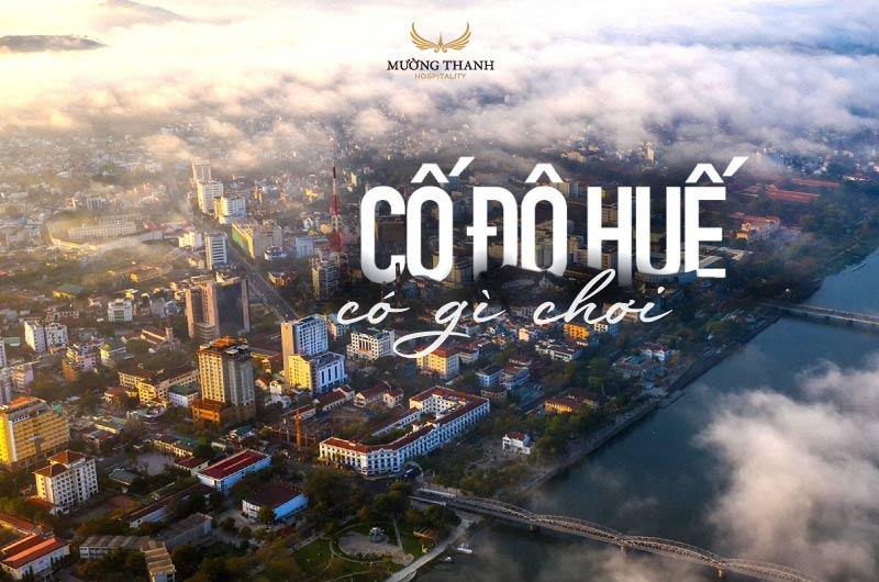 Một cặp đôi đang chụp ảnh lãng mạn trên Đồi Vọng Cảnh Huế vào lúc hoàng hôn, với khung cảnh sông núi tuyệt đẹp làm nền.
